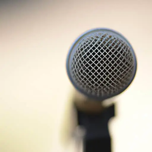 מיקרופון המסמל את חשיבות יחסי הציבור לזמרים
