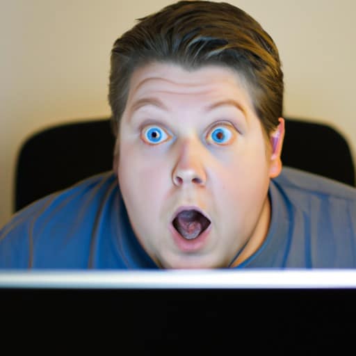 אדם שנראה המום כשהוא בוהה במסך המחשב שלו ורואה שפרצו לו לפייסבוק